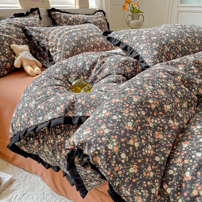 91家纺网 家纺一手货源 找家纺 暖芯优选 2025新款直播热款赫本风花边款针织法式印花吊边床单三件套床笠四件套 晚香玉