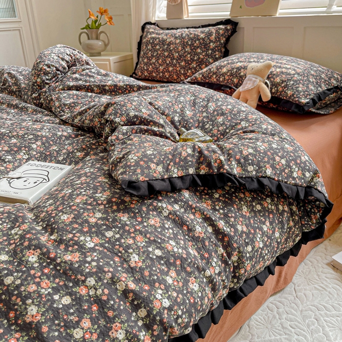 91家纺网 家纺一手货源 找家纺 暖芯优选 2025新款直播热款赫本风花边款针织法式印花吊边床单三件套床笠四件套 晚香玉