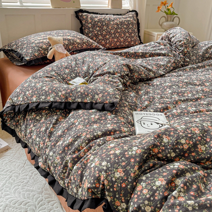 91家纺网 家纺一手货源 找家纺 暖芯优选 2025新款直播热款赫本风花边款针织法式印花吊边床单三件套床笠四件套 晚香玉