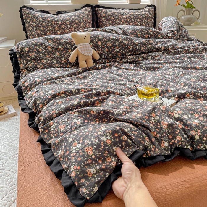 91家纺网 家纺一手货源 找家纺 暖芯优选 2025新款直播热款赫本风花边款针织法式印花吊边床单三件套床笠四件套 晚香玉