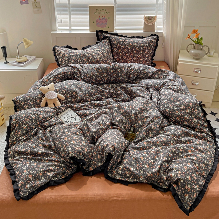 91家纺网 家纺一手货源 找家纺 暖芯优选 2025新款直播热款赫本风花边款针织法式印花吊边床单三件套床笠四件套 晚香玉