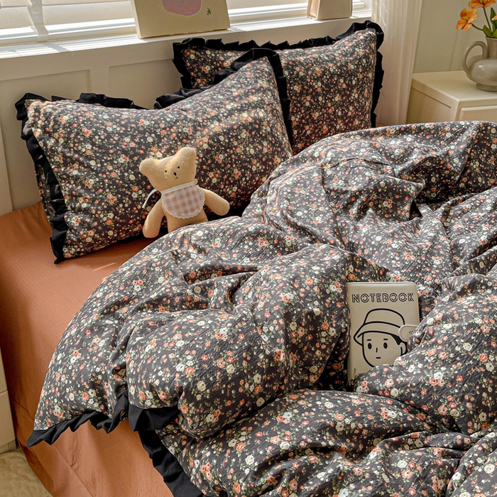 91家纺网 家纺一手货源 找家纺 暖芯优选 2025新款直播热款赫本风花边款针织法式印花吊边床单三件套床笠四件套 晚香玉