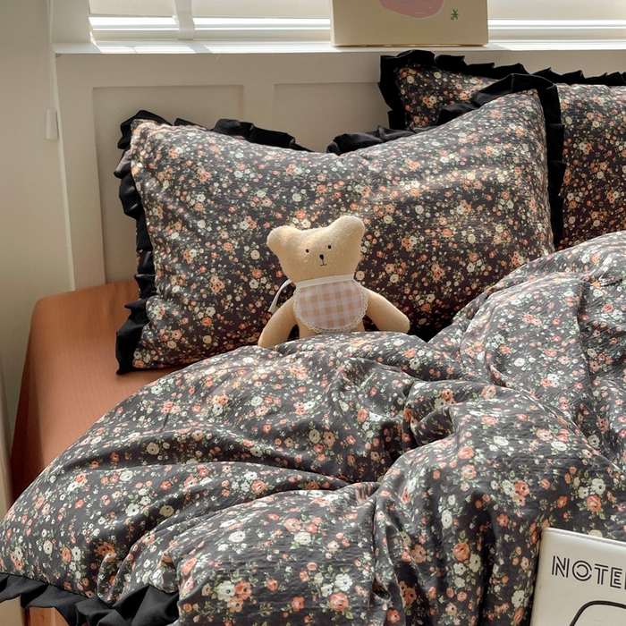 91家纺网 家纺一手货源 找家纺 暖芯优选 2025新款直播热款赫本风花边款针织法式印花吊边床单三件套床笠四件套 晚香玉