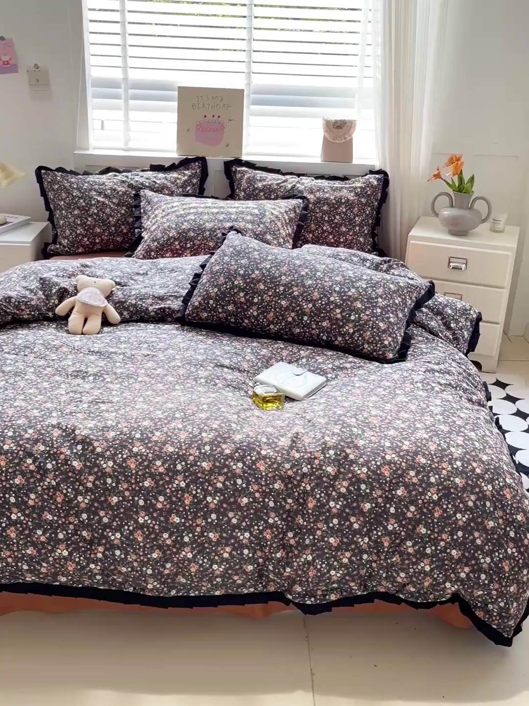 91家纺网 家纺一手货源 找家纺 暖芯优选 2025新款直播热款赫本风花边款针织法式印花吊边床单三件套床笠四件套 晚香玉