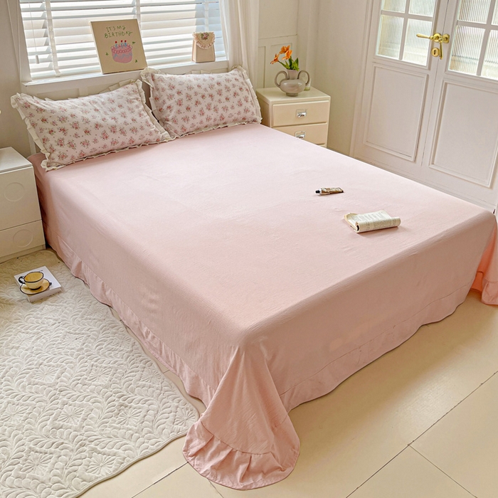 91家纺网 家纺一手货源 找家纺 暖芯优选 2025新款直播热款赫本风花边款针织法式印花吊边床单三件套床笠四件套 寻薇