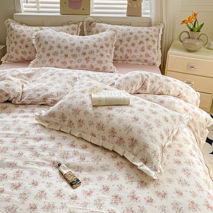 91家纺网 家纺一手货源 找家纺 暖芯优选 2025新款直播热款赫本风花边款针织法式印花吊边床单三件套床笠四件套 寻薇