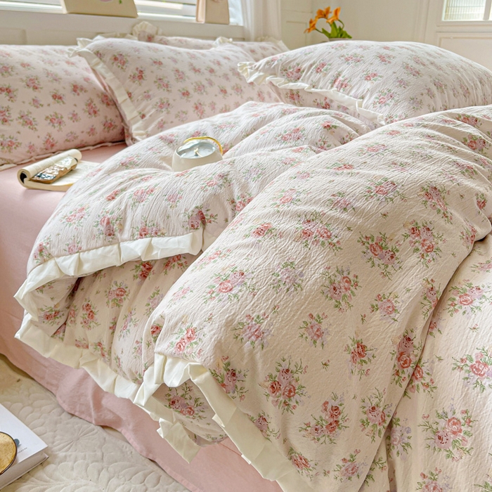 91家纺网 家纺一手货源 找家纺 暖芯优选 2025新款直播热款赫本风花边款针织法式印花吊边床单三件套床笠四件套 寻薇