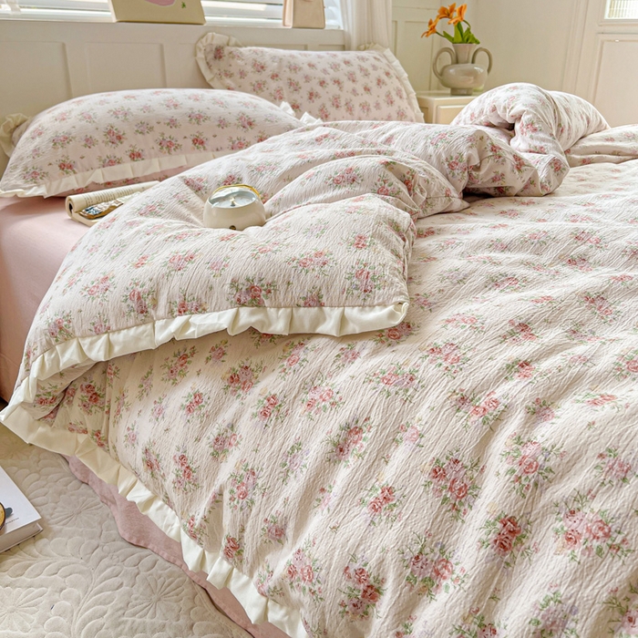 91家纺网 家纺一手货源 找家纺 暖芯优选 2025新款直播热款赫本风花边款针织法式印花吊边床单三件套床笠四件套 寻薇