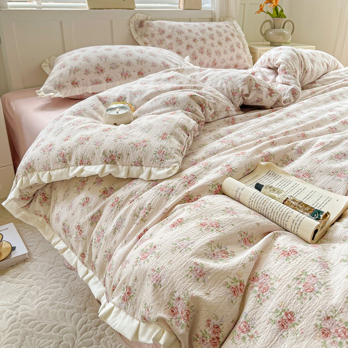 91家纺网 家纺一手货源 找家纺 暖芯优选 2025新款直播热款赫本风花边款针织法式印花吊边床单三件套床笠四件套 寻薇