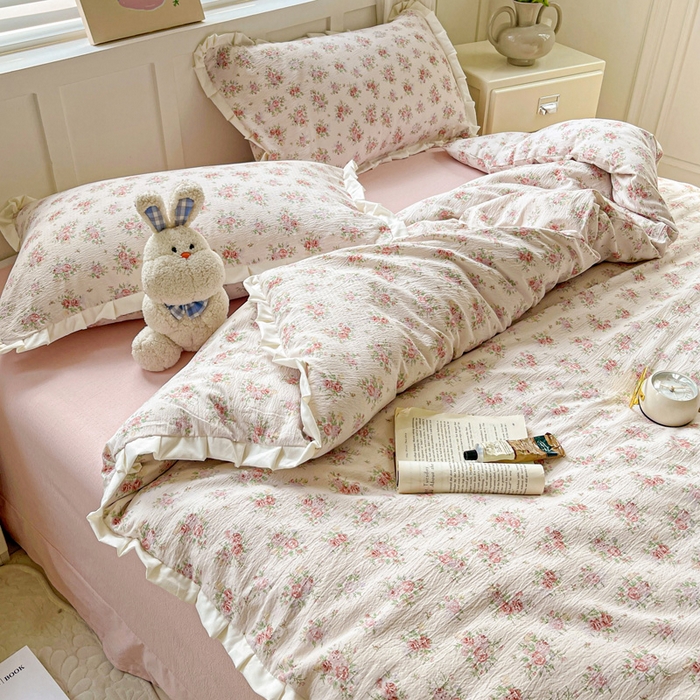 91家纺网 家纺一手货源 找家纺 暖芯优选 2025新款直播热款赫本风花边款针织法式印花吊边床单三件套床笠四件套 寻薇