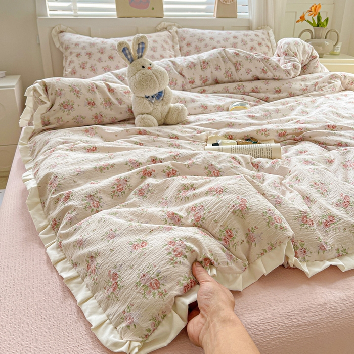 91家纺网 家纺一手货源 找家纺 暖芯优选 2025新款直播热款赫本风花边款针织法式印花吊边床单三件套床笠四件套 寻薇