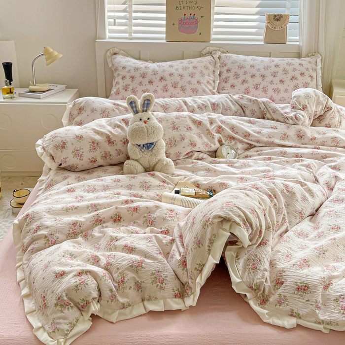 91家纺网 家纺一手货源 找家纺 暖芯优选 2025新款直播热款赫本风花边款针织法式印花吊边床单三件套床笠四件套 寻薇