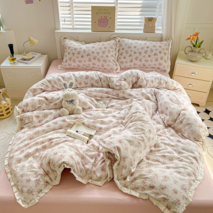 91家纺网 家纺一手货源 找家纺 暖芯优选 2025新款直播热款赫本风花边款针织法式印花吊边床单三件套床笠四件套 寻薇