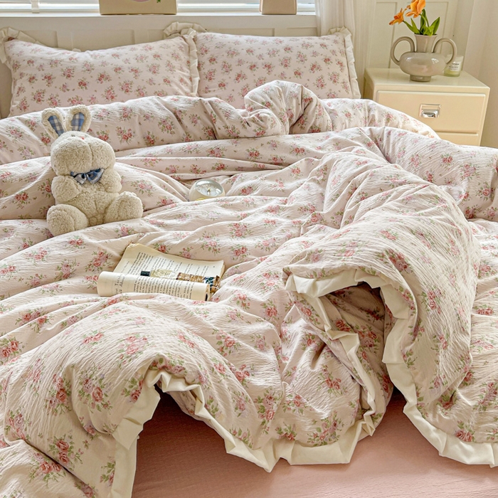 91家纺网 家纺一手货源 找家纺 暖芯优选 2025新款直播热款赫本风花边款针织法式印花吊边床单三件套床笠四件套 寻薇