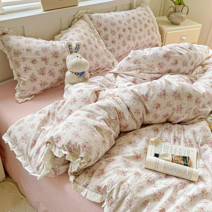 91家纺网 家纺一手货源 找家纺 暖芯优选 2025新款直播热款赫本风花边款针织法式印花吊边床单三件套床笠四件套 寻薇