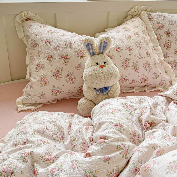 91家纺网 家纺一手货源 找家纺 暖芯优选 2025新款直播热款赫本风花边款针织法式印花吊边床单三件套床笠四件套 寻薇