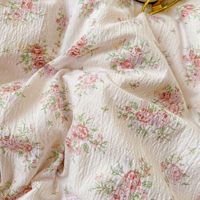 91家纺网 家纺一手货源 找家纺 暖芯优选 2025新款直播热款赫本风花边款针织法式印花吊边床单三件套床笠四件套 寻薇