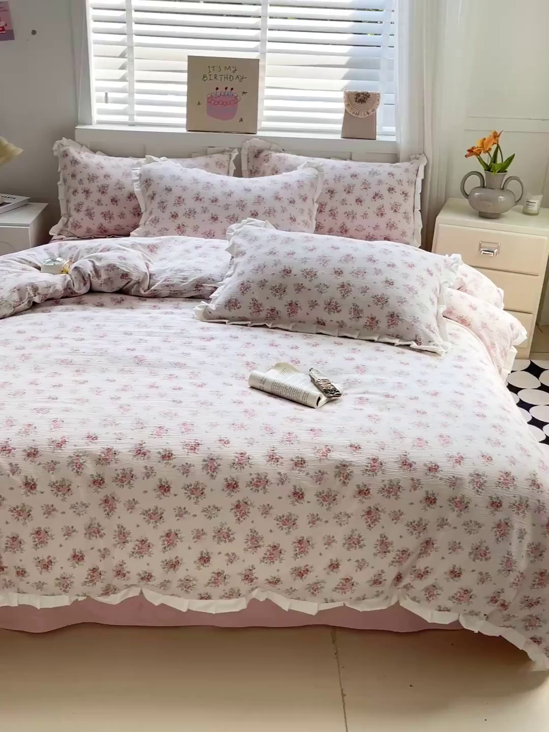 91家纺网 家纺一手货源 找家纺 暖芯优选 2025新款直播热款赫本风花边款针织法式印花吊边床单三件套床笠四件套 寻薇