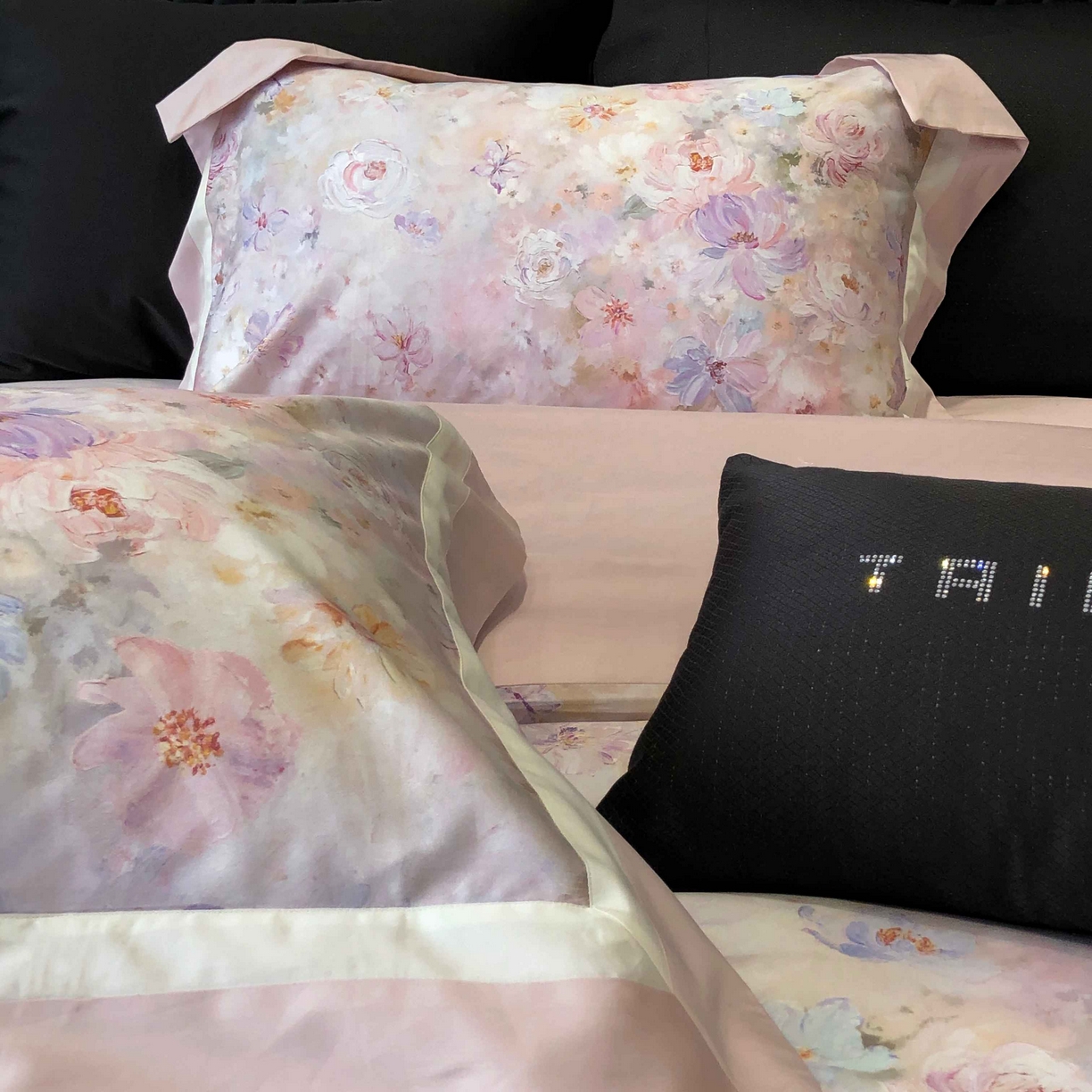 91家纺网 家纺一手货源 找家纺 太古汇家居 2025新款高支高密长绒棉专版数码印花双拼四件套系列-都市新贵【券后不低于378】 生如夏花-玫瑰粉