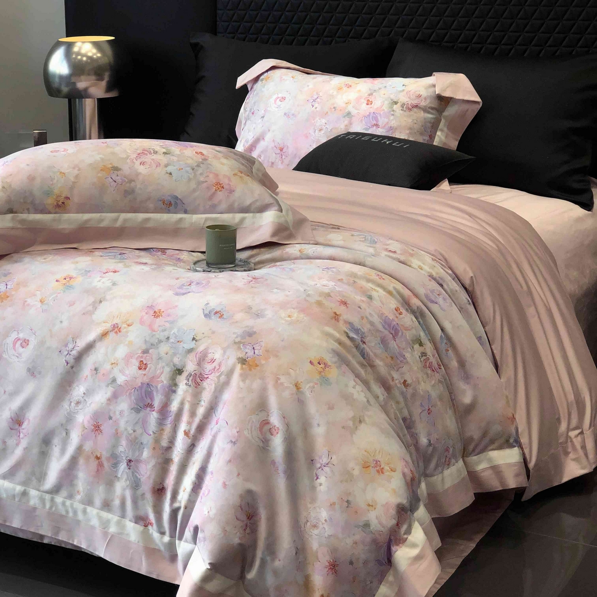 91家纺网 家纺一手货源 找家纺 太古汇家居 2025新款高支高密长绒棉专版数码印花双拼四件套系列-都市新贵【券后不低于378】 生如夏花-玫瑰粉