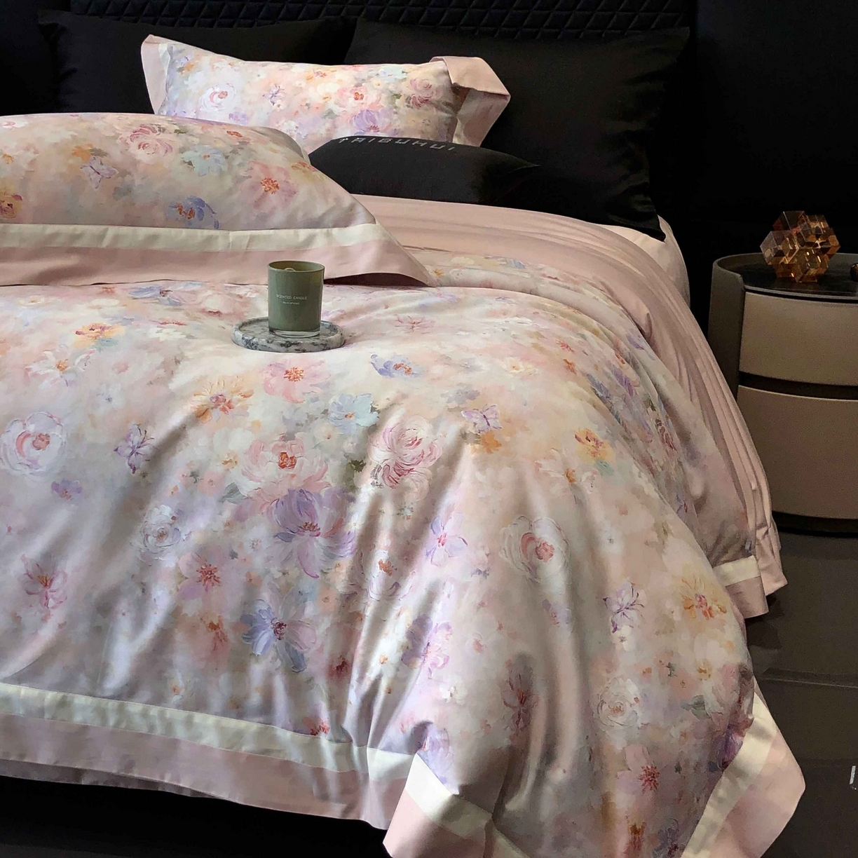 91家纺网 家纺一手货源 找家纺 太古汇家居 2025新款高支高密长绒棉专版数码印花双拼四件套系列-都市新贵【券后不低于378】 生如夏花-玫瑰粉