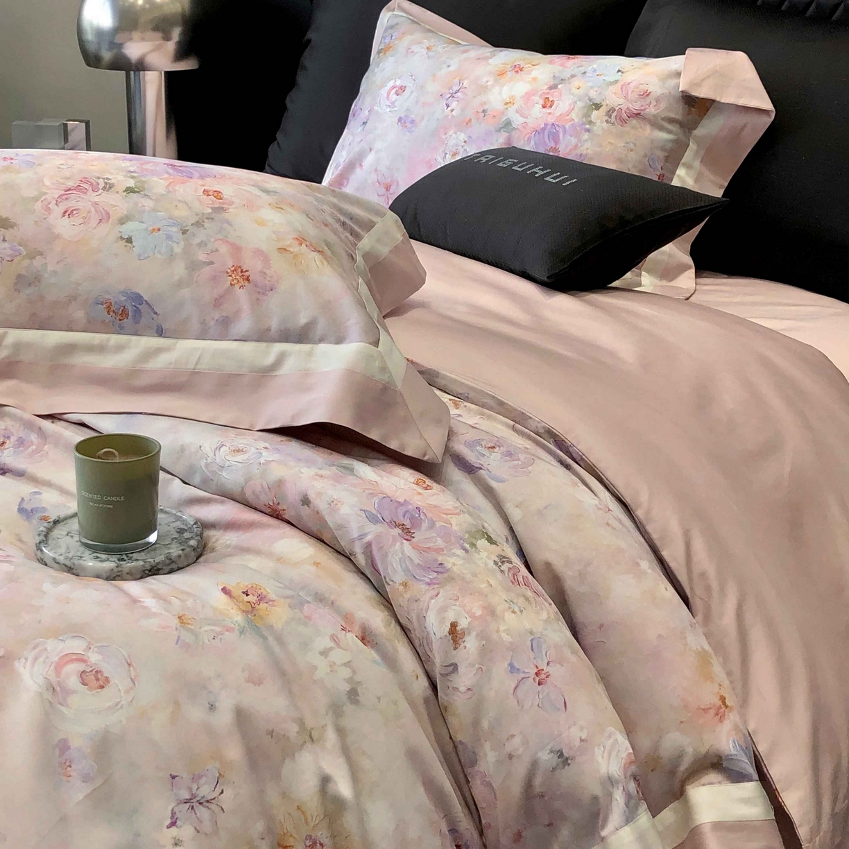 91家纺网 家纺一手货源 找家纺 太古汇家居 2025新款高支高密长绒棉专版数码印花双拼四件套系列-都市新贵【券后不低于378】 生如夏花-玫瑰粉