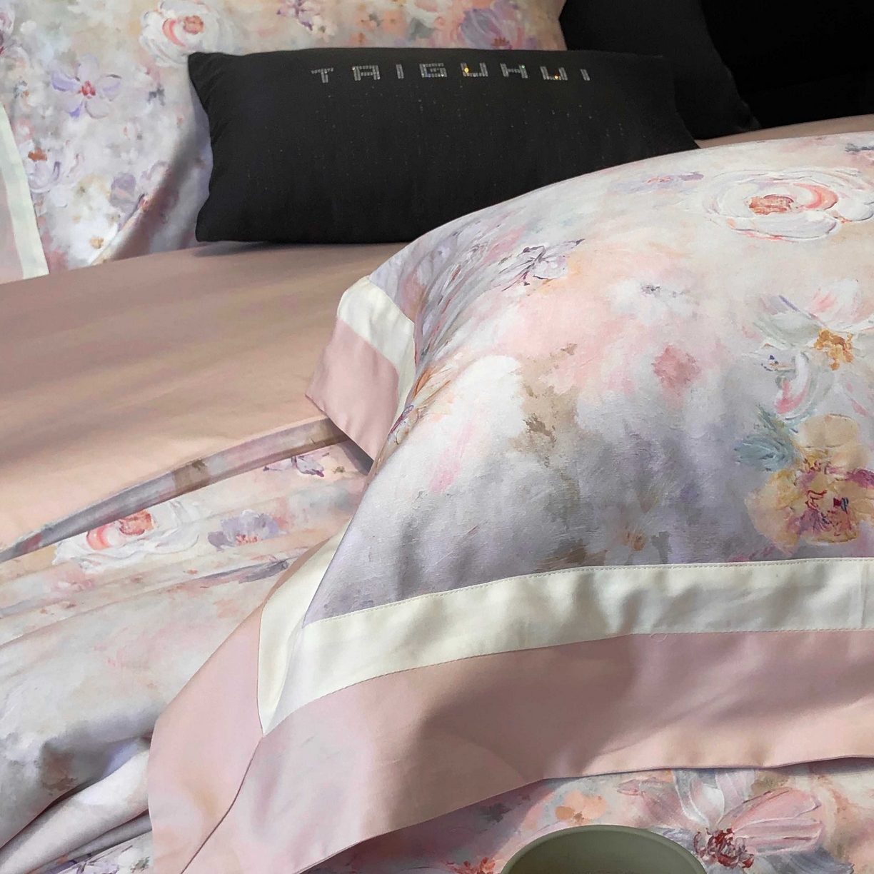 91家纺网 家纺一手货源 找家纺 太古汇家居 2025新款高支高密长绒棉专版数码印花双拼四件套系列-都市新贵【券后不低于378】 生如夏花-玫瑰粉