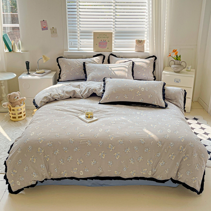 91家纺网 家纺一手货源 找家纺 暖芯优选 2025新款直播热款赫本风花边款针织法式印花吊边床单三件套床笠四件套 雅秀