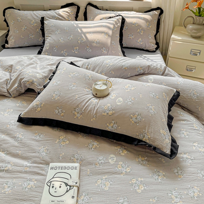 91家纺网 家纺一手货源 找家纺 暖芯优选 2025新款直播热款赫本风花边款针织法式印花吊边床单三件套床笠四件套 雅秀