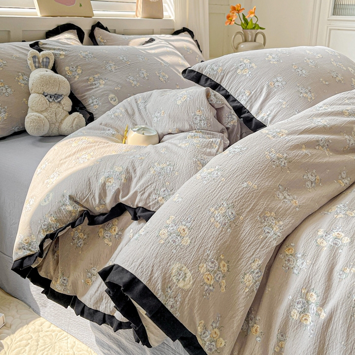 91家纺网 家纺一手货源 找家纺 暖芯优选 2025新款直播热款赫本风花边款针织法式印花吊边床单三件套床笠四件套 雅秀