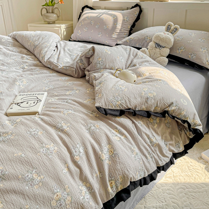 91家纺网 家纺一手货源 找家纺 暖芯优选 2025新款直播热款赫本风花边款针织法式印花吊边床单三件套床笠四件套 雅秀