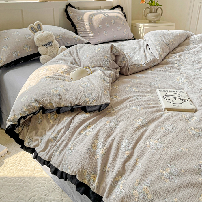 91家纺网 家纺一手货源 找家纺 暖芯优选 2025新款直播热款赫本风花边款针织法式印花吊边床单三件套床笠四件套 雅秀