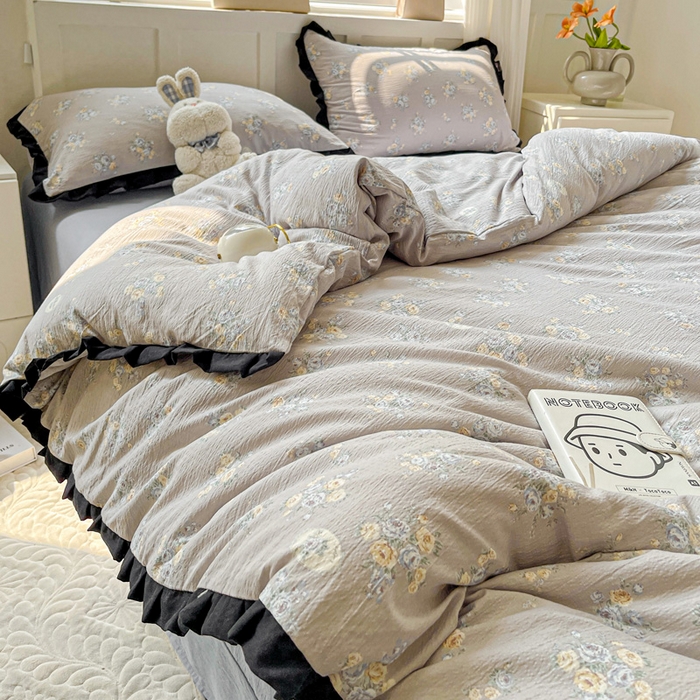 91家纺网 家纺一手货源 找家纺 暖芯优选 2025新款直播热款赫本风花边款针织法式印花吊边床单三件套床笠四件套 雅秀