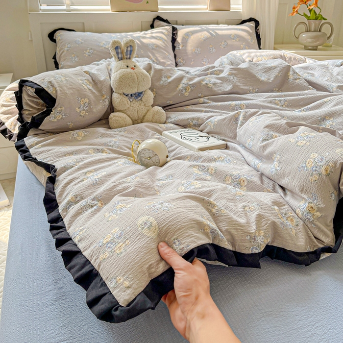 91家纺网 家纺一手货源 找家纺 暖芯优选 2025新款直播热款赫本风花边款针织法式印花吊边床单三件套床笠四件套 雅秀