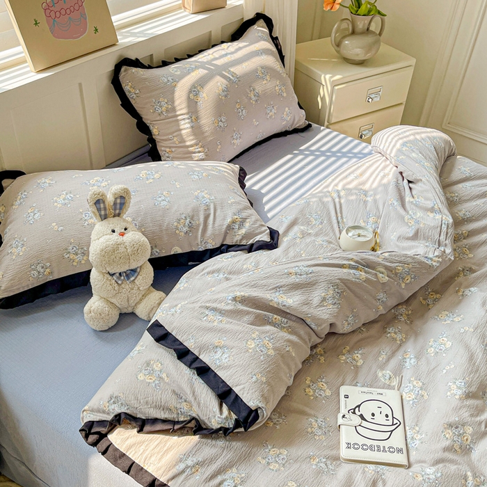 91家纺网 家纺一手货源 找家纺 暖芯优选 2025新款直播热款赫本风花边款针织法式印花吊边床单三件套床笠四件套 雅秀