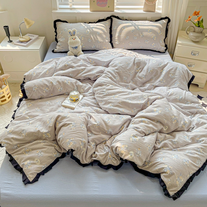 91家纺网 家纺一手货源 找家纺 暖芯优选 2025新款直播热款赫本风花边款针织法式印花吊边床单三件套床笠四件套 雅秀