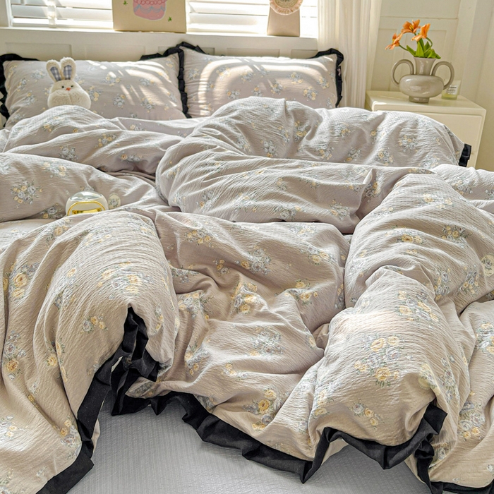 91家纺网 家纺一手货源 找家纺 暖芯优选 2025新款直播热款赫本风花边款针织法式印花吊边床单三件套床笠四件套 雅秀