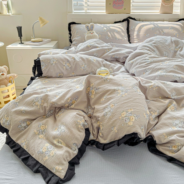 91家纺网 家纺一手货源 找家纺 暖芯优选 2025新款直播热款赫本风花边款针织法式印花吊边床单三件套床笠四件套 雅秀