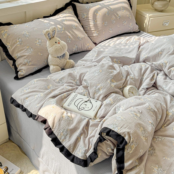 91家纺网 家纺一手货源 找家纺 暖芯优选 2025新款直播热款赫本风花边款针织法式印花吊边床单三件套床笠四件套 雅秀