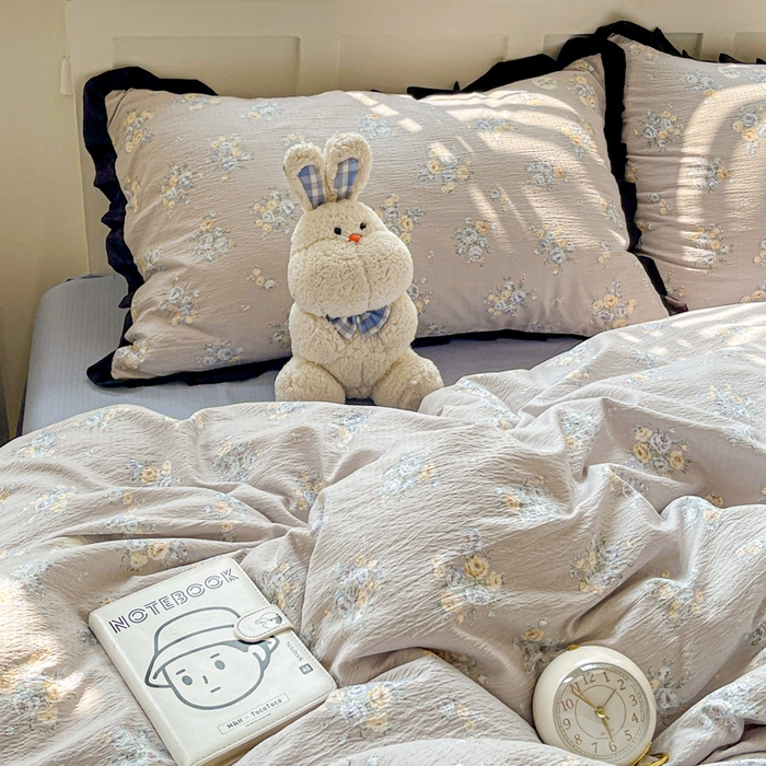 91家纺网 家纺一手货源 找家纺 暖芯优选 2025新款直播热款赫本风花边款针织法式印花吊边床单三件套床笠四件套 雅秀