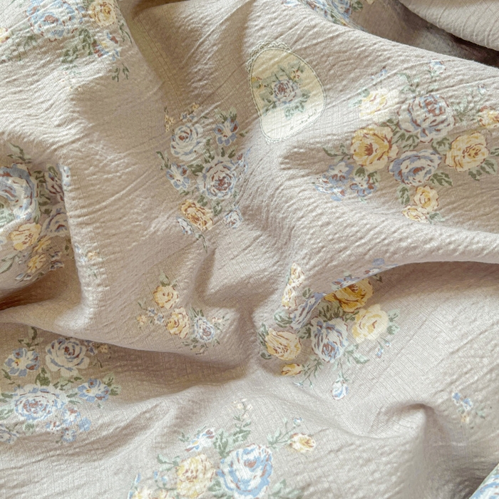 91家纺网 家纺一手货源 找家纺 暖芯优选 2025新款直播热款赫本风花边款针织法式印花吊边床单三件套床笠四件套 雅秀