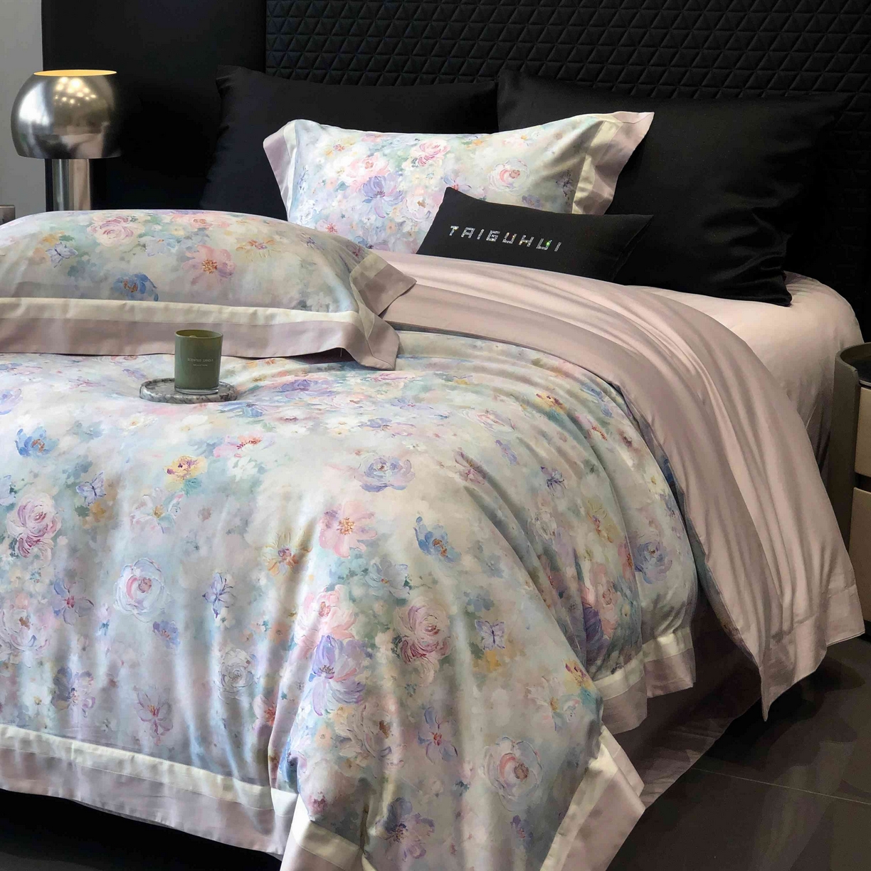 91家纺网 家纺一手货源 找家纺 太古汇家居 2025新款高支高密长绒棉专版数码印花双拼四件套系列-都市新贵【券后不低于378】 生如夏花-香盈紫