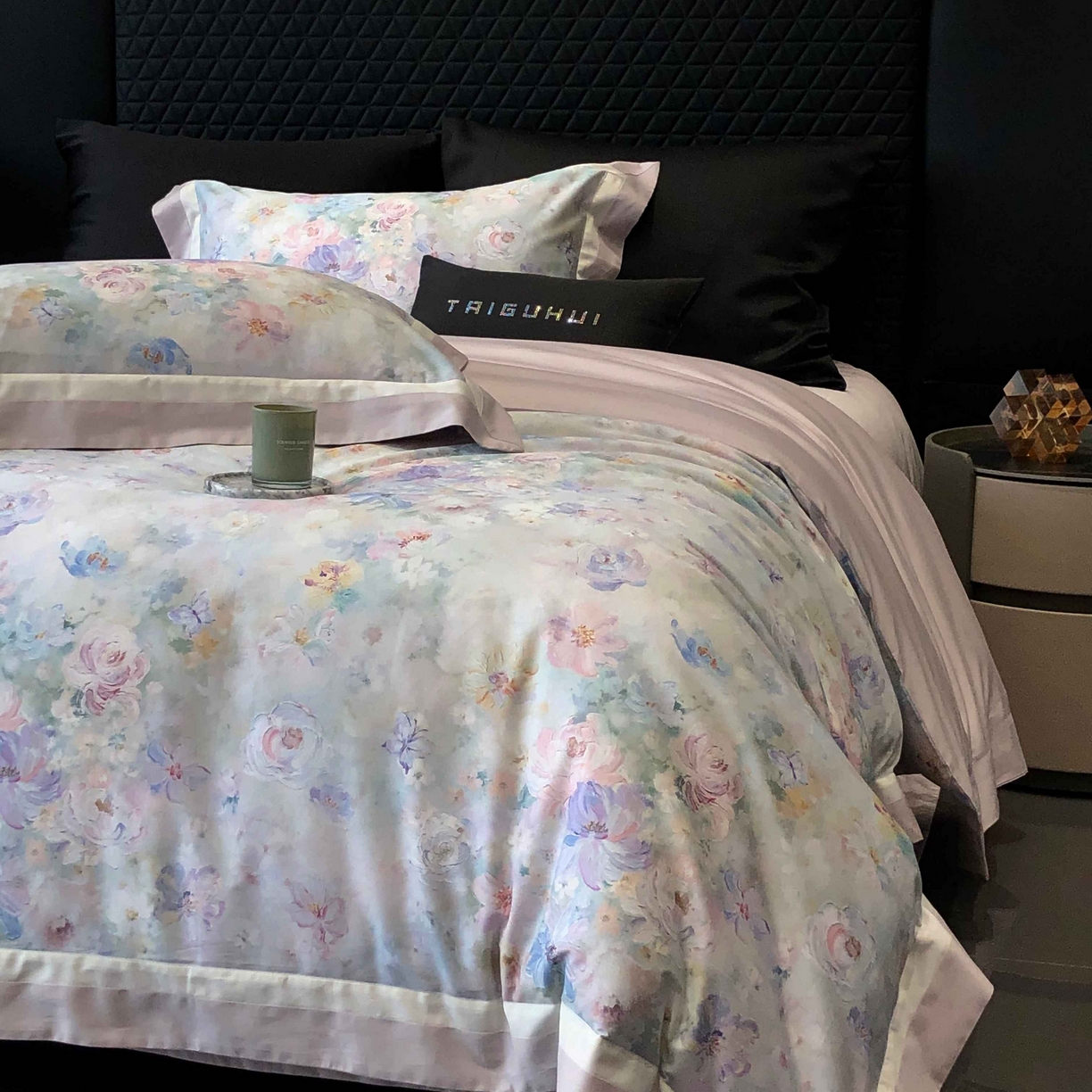 91家纺网 家纺一手货源 找家纺 太古汇家居 2025新款高支高密长绒棉专版数码印花双拼四件套系列-都市新贵【券后不低于378】 生如夏花-香盈紫