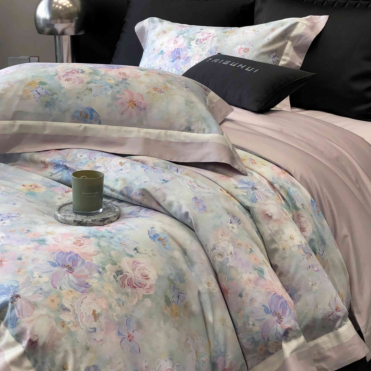 91家纺网 家纺一手货源 找家纺 太古汇家居 2025新款高支高密长绒棉专版数码印花双拼四件套系列-都市新贵【券后不低于378】 生如夏花-香盈紫