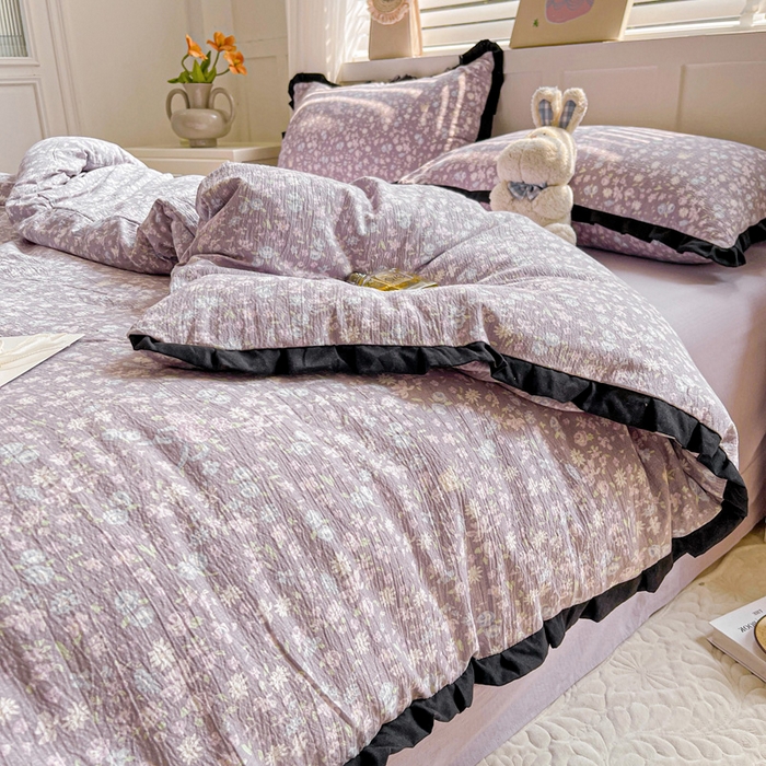 91家纺网 家纺一手货源 找家纺 暖芯优选 2025新款直播热款赫本风花边款针织法式印花吊边床单三件套床笠四件套 紫萱