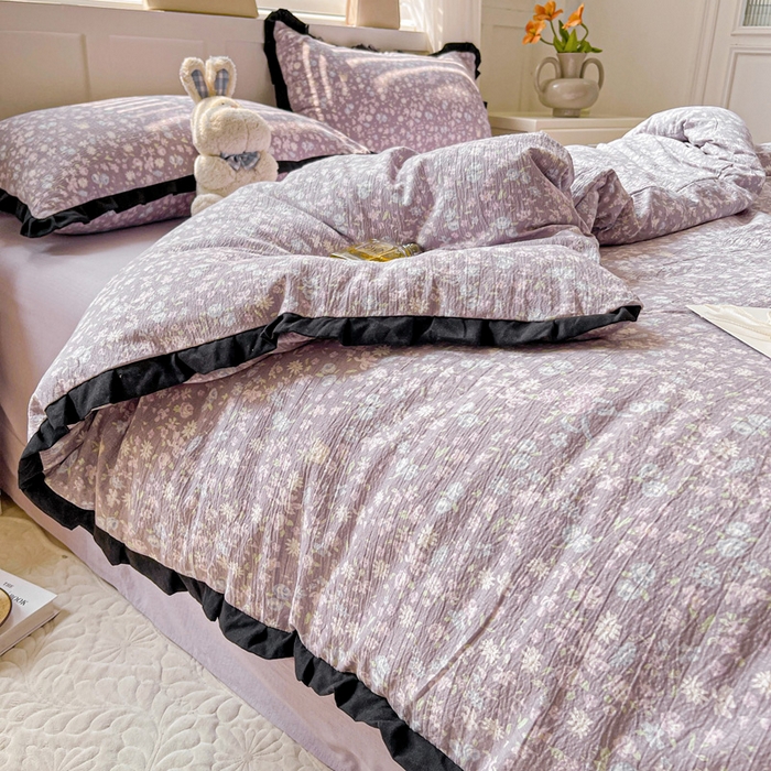 91家纺网 家纺一手货源 找家纺 暖芯优选 2025新款直播热款赫本风花边款针织法式印花吊边床单三件套床笠四件套 紫萱