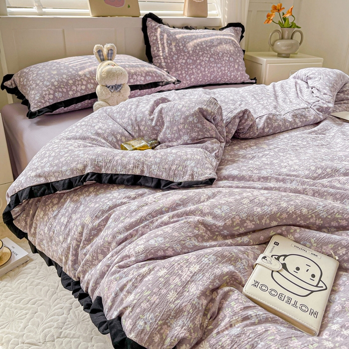 91家纺网 家纺一手货源 找家纺 暖芯优选 2025新款直播热款赫本风花边款针织法式印花吊边床单三件套床笠四件套 紫萱