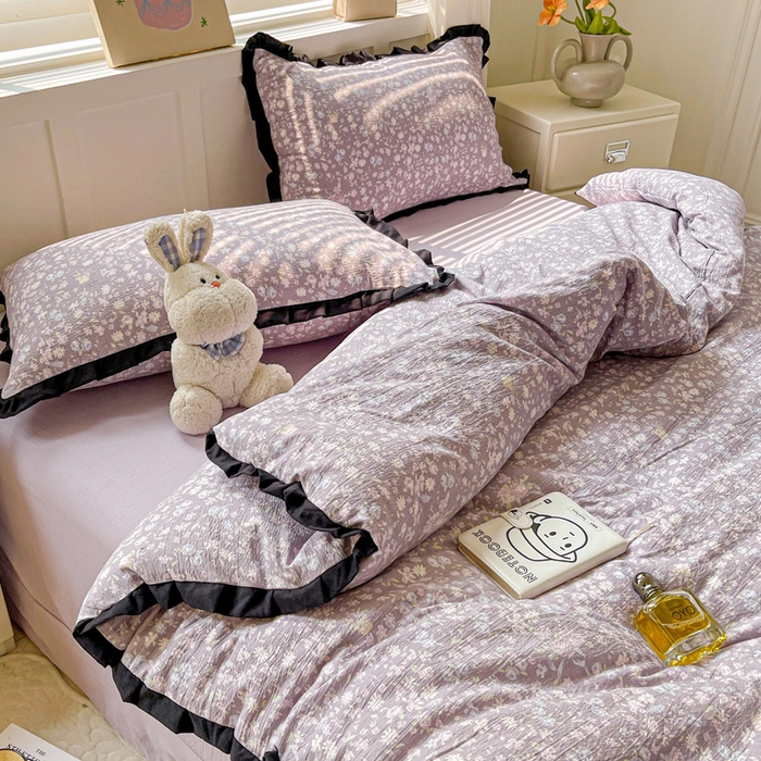 91家纺网 家纺一手货源 找家纺 暖芯优选 2025新款直播热款赫本风花边款针织法式印花吊边床单三件套床笠四件套 紫萱