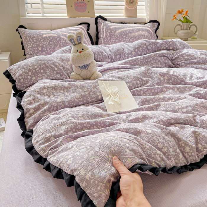 91家纺网 家纺一手货源 找家纺 暖芯优选 2025新款直播热款赫本风花边款针织法式印花吊边床单三件套床笠四件套 紫萱