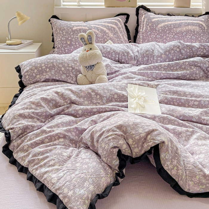 91家纺网 家纺一手货源 找家纺 暖芯优选 2025新款直播热款赫本风花边款针织法式印花吊边床单三件套床笠四件套 紫萱